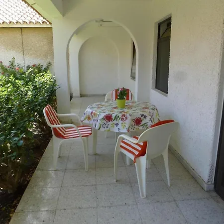 Schoner Bungalow In Parkahnlicher Umgebung Mit Gemeinschaftspool